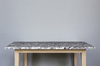 Doğal taş masa ve gri duvar arka plan boş üst