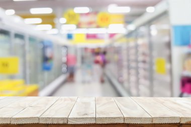 Boş üst ahşap masa ve bokeh arka plan ile bulanıklık 