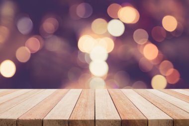 Boş üst ahşap masa ve bokeh arka plan ile bulanıklık 