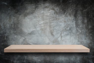 Boş üst ahşap raflar ve taş duvar arka plan 