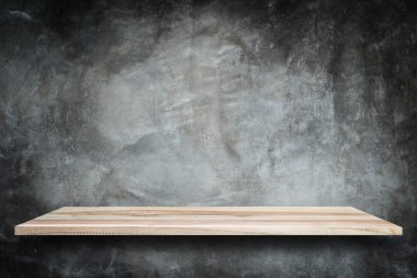 Boş üst ahşap raflar ve taş duvar arka plan