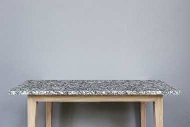 Doğal taş masa ve gri duvar arka plan boş üst