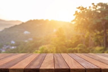 Boş üst ahşap masa ve güneşli soyut bulanık bokeh backgrou