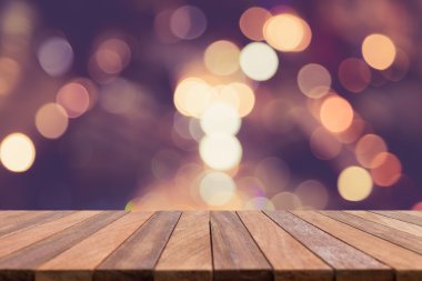 Boş üst ahşap masa ve bokeh arka plan ile bulanıklık 