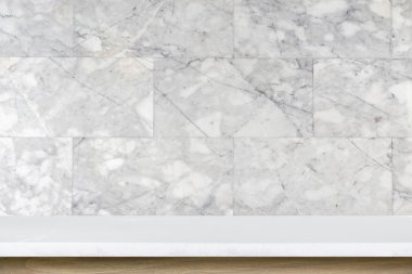 Doğal taş masa ve taş duvar arka plan boş üst 