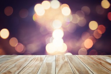 Boş üst ahşap masa ve bokeh arka plan ile bulanıklık 