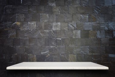 Doğal taş raflar ve taş duvar arka plan boş üst 