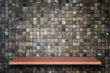 Doğal taş raflar ve taş duvar arka plan boş üst 