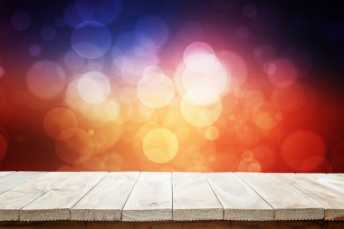 Boş üst ahşap masa ve bokeh arka plan ile bulanıklık 