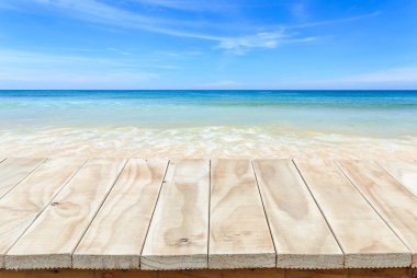 Ahşap masa veya sayaç üzerinde beyaz adam izole boş üstünde