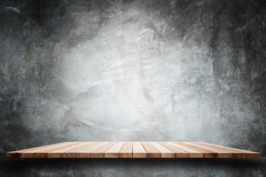 Boş üst ahşap raflar ve taş duvar arka plan 