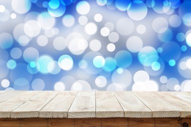 Boş üst ahşap masa ve bokeh arka plan ile bulanıklık 