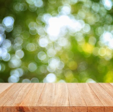 Boş üst ahşap masa ve güneşli soyut bulanık bokeh