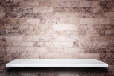 Doğal taş raflar ve taş duvar arka plan boş üst 