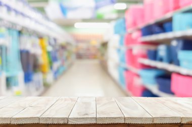 Boş üst ahşap masa ve bokeh arka plan ile bulanıklık 