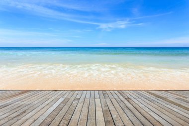 Ahşap zemin kaplaması ve tropikal plaj görünümünü boş üst 