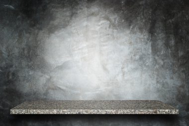 Doğal taş raflar ve taş duvar arka plan boş üst 