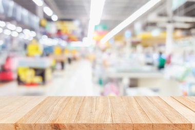 Boş üst ahşap masa ve bokeh arka plan ile bulanıklık 