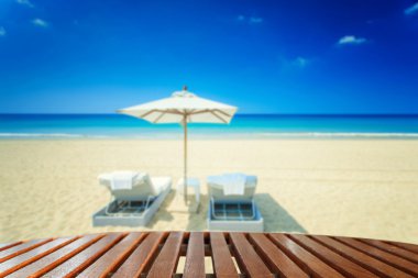 Boş üst tropikal plaj görünümünü ve ahşap masa 