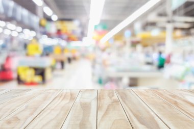 Boş üst ahşap masa ve bokeh arka plan ile bulanıklık 