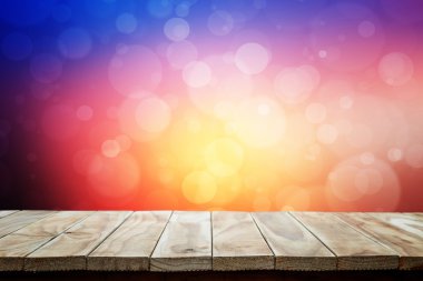 Boş üst ahşap masa ve bokeh arka plan ile bulanıklık 