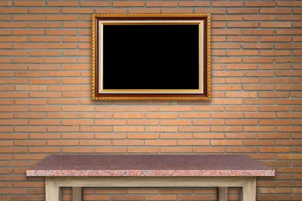 Table en pierre vide et cadre photo vintage en bois doré accrochés sur le th — Photo