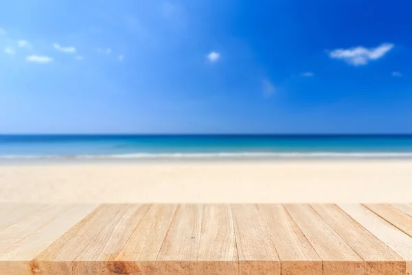 Parte superior vacía de mesa de madera y vista de la playa tropical — Foto de Stock