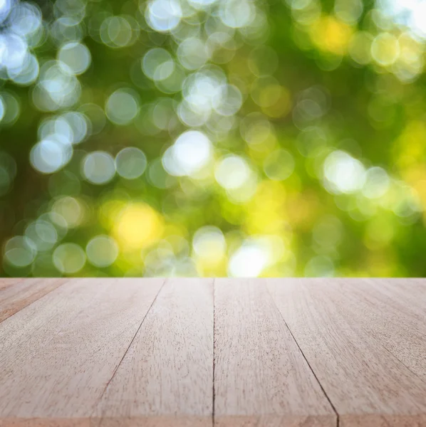 Tomma trä bord och soliga abstrakt suddig bokeh — Stockfoto
