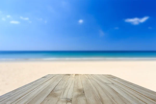 Houten vloeren en tropisch strand — Stockfoto