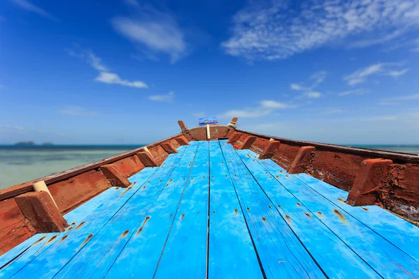 Front of traditional Thai boat and view of tropical sea — Stock Photo, Image