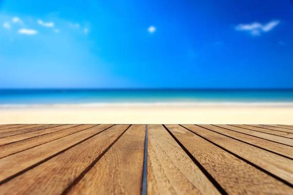 Parte superior de la mesa de madera de teca y vista del mar y el cielo azul — Foto de Stock