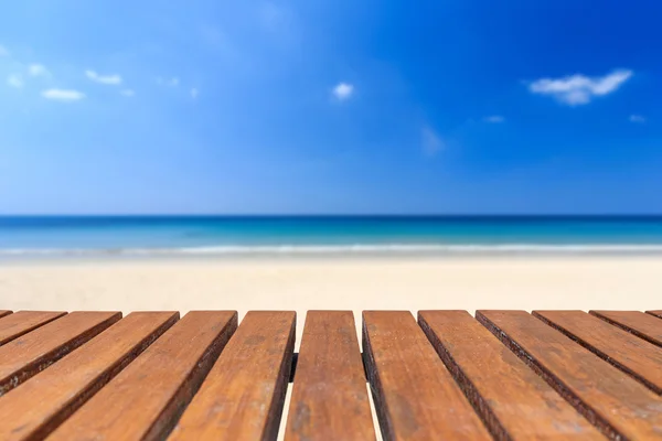 빈 상단의 나무 테이블과 열 대 해변의 보기 — 스톡 사진