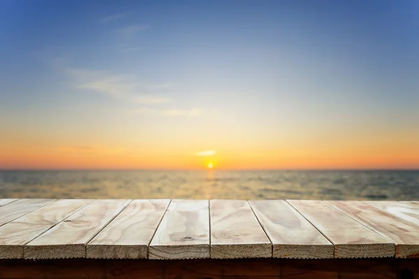 Lege top van houten tafel of counter en uitzicht op tropisch strand — Stockfoto