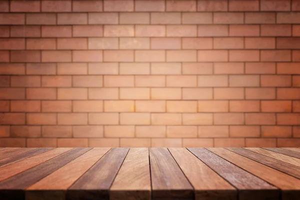 Порожній верхній дерев'яний стіл і кам'яний фон стін — стокове фото