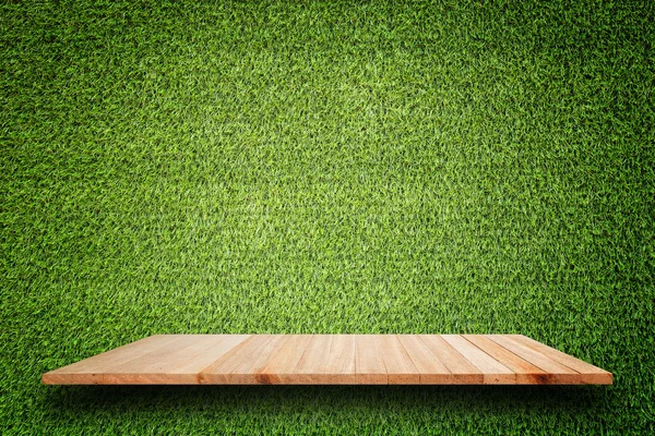 Parte superior vacía de estantes de madera y fondo de pared de patrón verde — Foto de Stock