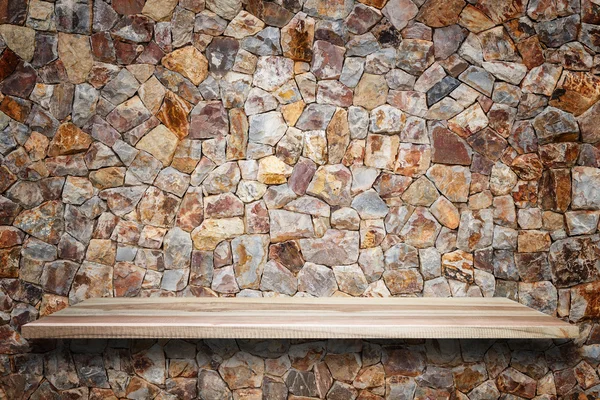 Plateau vide étagères en bois et fond de mur en pierre — Photo