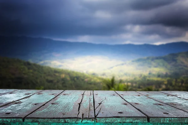 Mesa de madeira superior vazia e vista da montanha — Fotografia de Stock