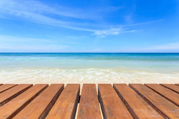 Parte superior vacía de mesa de madera y vista de la playa tropical — Foto de Stock