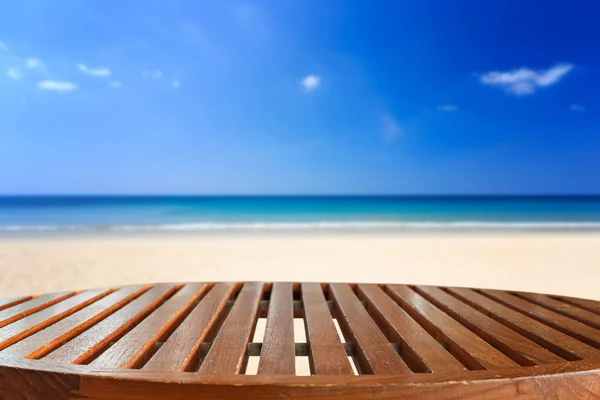 Άδειο κορυφή του ξύλινο τραπέζι και θέα στην τροπική παραλία — Φωτογραφία Αρχείου