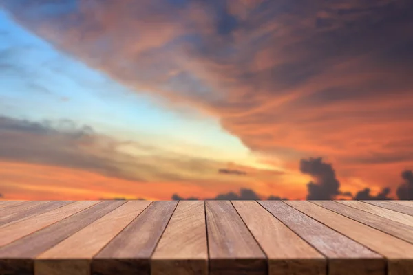 Tom upp i träbord och utsikt över solnedgången eller sunrise ba — Stockfoto