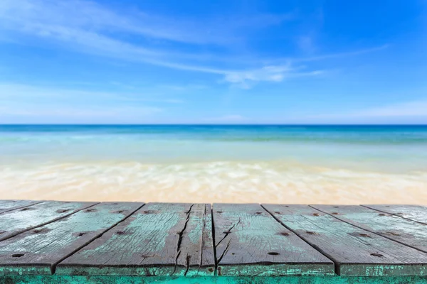 Parte superior vacía de mesa de madera y vista de fondo de playa tropical — Foto de Stock