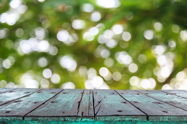 Mesa de madera superior vacía y bokeh desenfocado abstracto soleado — Foto de Stock