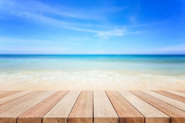 Άδειο κορυφή ξύλινο τραπέζι ή πάγκο και θέα στην τροπική παραλία — Φωτογραφία Αρχείου