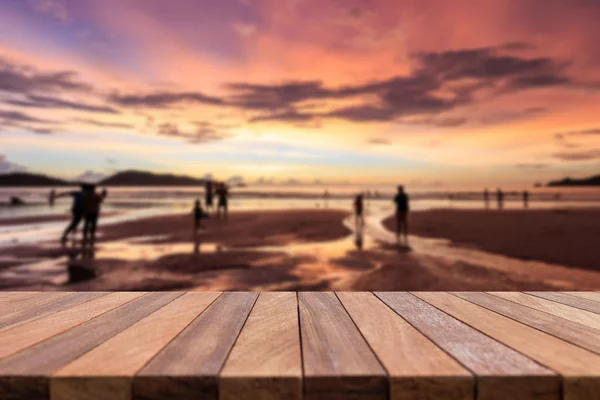 Parte superior vacía de mesa de madera o mostrador y vista de la playa tropical — Foto de Stock