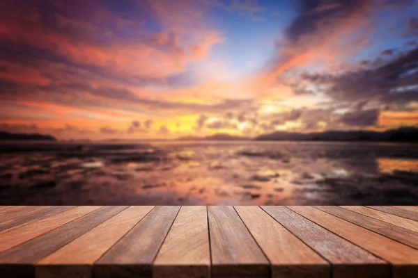 Plateau vide de la table en bois et vue sur le coucher du soleil ou le lever du soleil backgrou — Photo