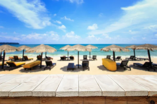 空の上の木製のテーブルやカウンター、熱帯のビーチの眺め — ストック写真