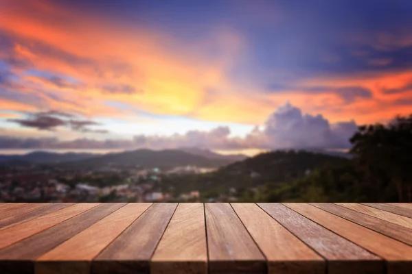 Tampo vazio da mesa de madeira e vista do pôr do sol ou do backgrou do nascer do sol — Fotografia de Stock