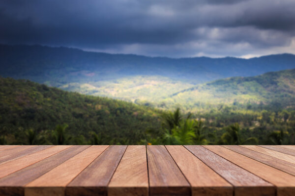 Пустой верхний деревянный стол и вид на горы
 