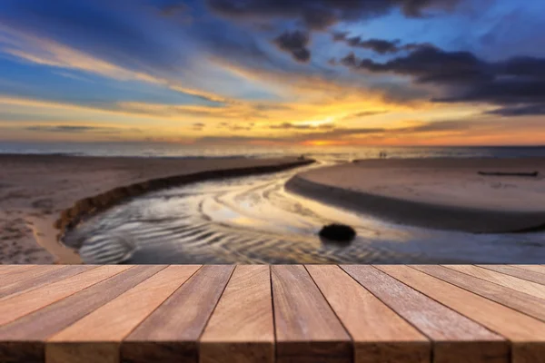 Plateau vide de la table en bois et vue sur le coucher du soleil ou le lever du soleil backgrou — Photo