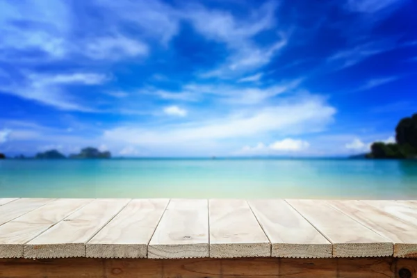 Tampo vazio de mesa de madeira ou balcão e vista da praia tropical — Fotografia de Stock